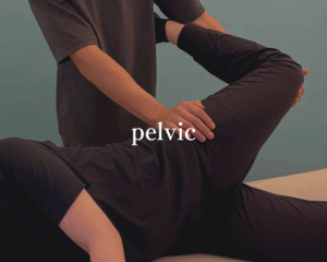 産後骨盤矯正をしている写真