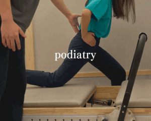 足の治療をしている写真